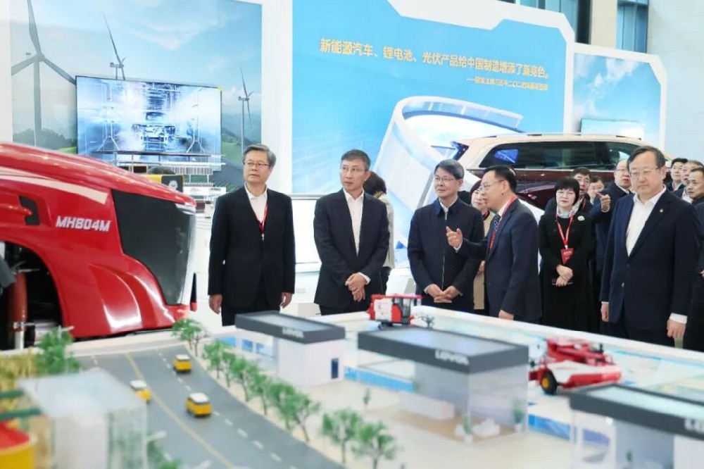 “筑基强国路—中国制造‘十四五’成就展”在中国国家博物馆开幕